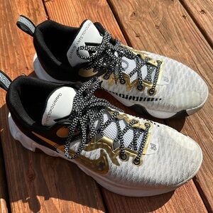 Men’s Nike Giannis Size 10 Shoe